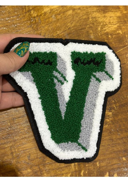 Yeşil Beyaz Dokuma V Harfi Arma Dikiş Aplike 16X15 cm fiyatları