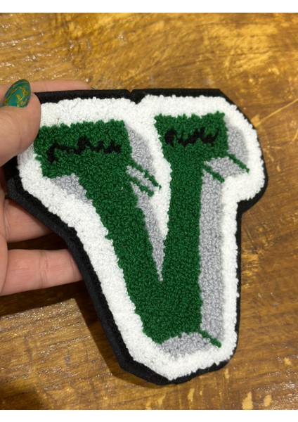 Yeşil Beyaz Dokuma V Harfi Arma Dikiş Aplike 16X15 cm modelleri