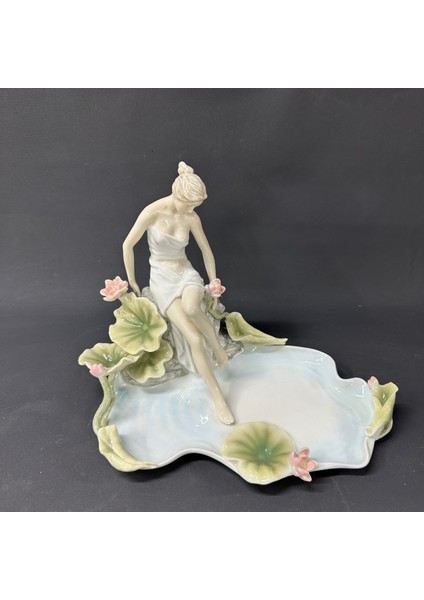 Nilüfer Göletinde Zarif Kadın Porselen Tabak fırsatları