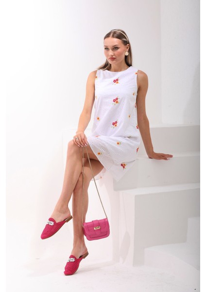 Çiçek Nakışlı Elbise