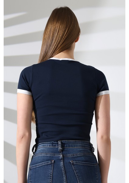 Penye Likralı Ribana Yakası ve Kol Ağzı Beyaz Biyeli Pamuklu T-Shirt 21832 Lacivert fırsatları