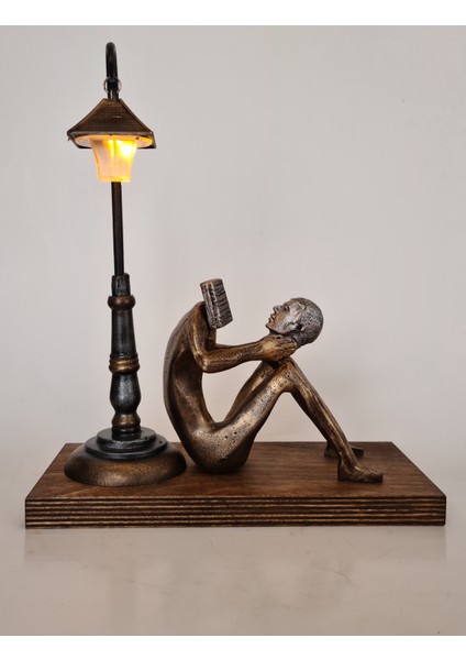 Sokak Lambası Altında Kendini Okuyan Insan Sokak Lambası Ahşap Nihale Biblo Dekoratif Figür fiyatları