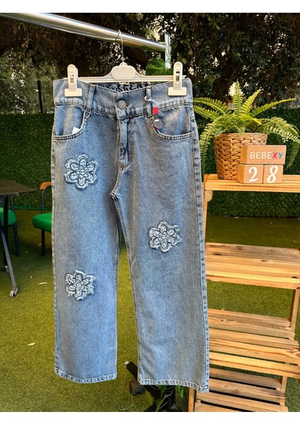 Çiçek Detaylı Mavi Jean