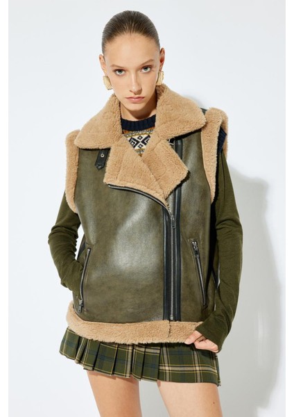 x Sima Tarkan - Suni Deri Biker Yelek Yakası Suni Kürk Detaylı Fermuarlı Cepli 5WAK20212EW modelleri