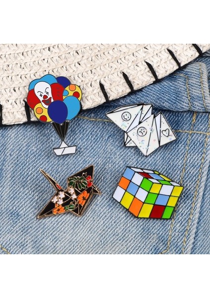 Yel Değirmeni Eğlenceli Oyunlar Emaye Pimleri Sevimli Balon Palyaço Rubiks Küp Origami Vinç Çocuk Arkadaşlar Broş Kostüm Yaka Pin Rozeti Moda Takı (Yurt Dışından) fiyatları
