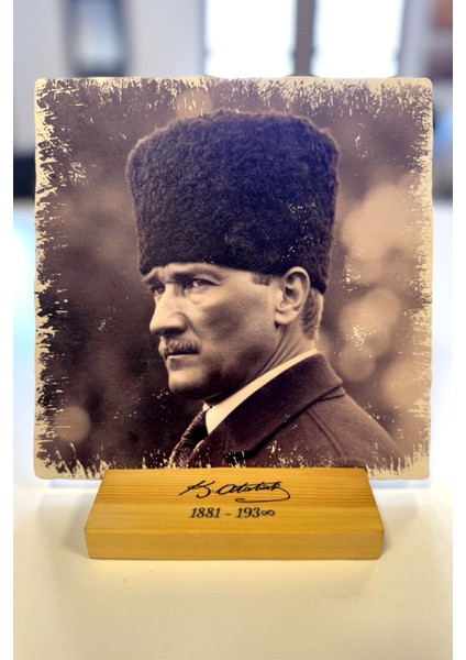 Masif Ahşap Stand Üzeri Doğal Taştan Atatürk Portresi 001.1