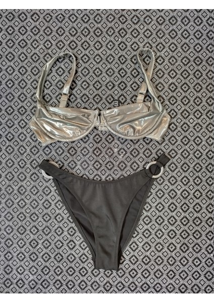 Kadın Parlak Yeşil Üst Arkadan Popçalı, Siyah Alt Yandan Halkalı Üçgen Bikini.