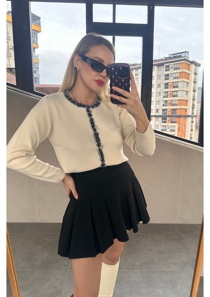 Tüvit Süslemeli Özel Işleme Düğmeli Ekru Hırka