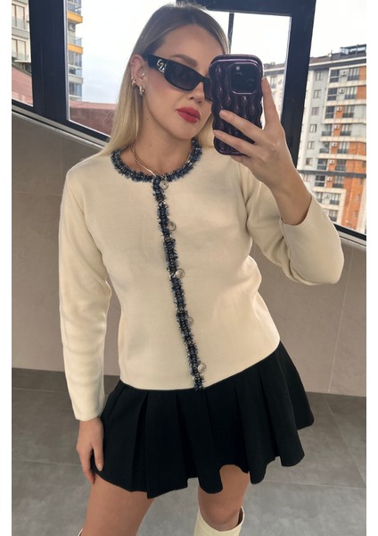 Tüvit Süslemeli Özel Işleme Düğmeli Ekru Hırka