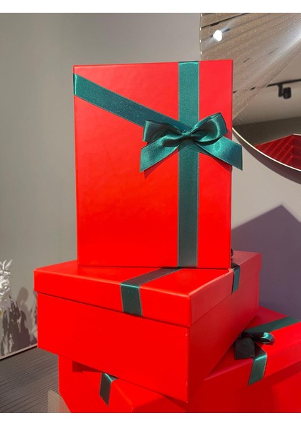 Koli x 3'lü Yılbaşı Dekoratif Yeşil Fiyonklu Kutusu Kırmızı 35 x 25 x 13 cm Büyük Boy