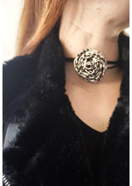 Leopar Desen Çiçek Choker Kolye