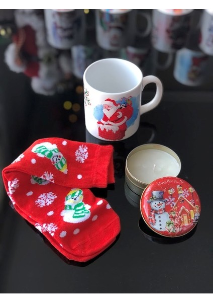 Yılbaşı Yenı Yıl Temalı Kupa ve Yeni Yıl Özel Baskılı Metal Kutuda Mum ve Çorap Karışık Yollanır