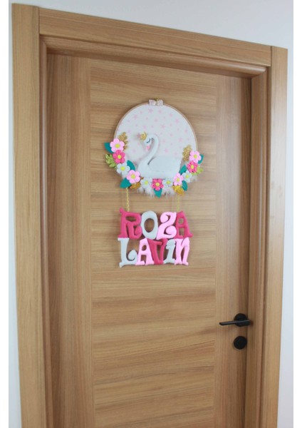Roza Lavin Isimli Kuğu Kız Bebek Odası Kapı Süsü fiyatları