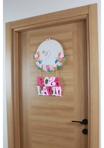 Roza Lavin Isimli Kuğu Kız Bebek Odası Kapı Süsü fırsatları