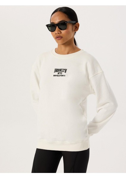 Nakış Detaylı Oversize Sweatshirt - Beyaz