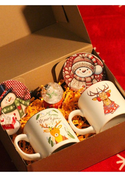 Yılbaşına Özel Kutulu Hediye Seti - 2 Adet Yeni Yıl Kupa ve Bardak Altlığı + Kar Küresi + Mum