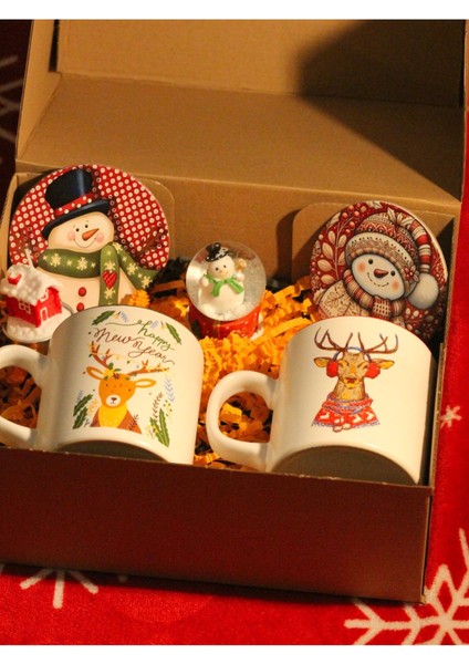 Yılbaşına Özel Kutulu Hediye Seti - 2 Adet Yeni Yıl Kupa ve Bardak Altlığı + Kar Küresi + Mum fiyatları