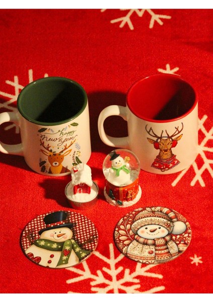 Yılbaşına Özel Kutulu Hediye Seti - 2 Adet Yeni Yıl Kupa ve Bardak Altlığı + Kar Küresi + Mum indirimleri