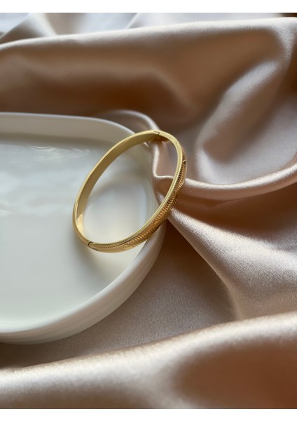 Çiçek Desenli Gold Çelik Kelepçe Bileklik modelleri