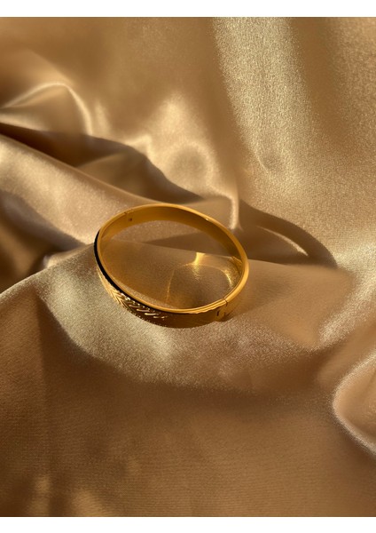 Ok Desenli Gold Çelik Kelepçe Bileklik modelleri