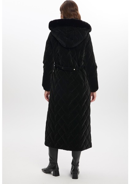 Kürk Detaylı Kapüşonlu Uzun Siyah Şişme Mont indirimleri