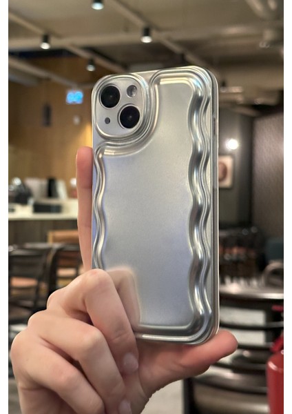 iPhone 15 Plus Uyumlu Zigzaglı Dalgalı Gümüş Puf Kılıf