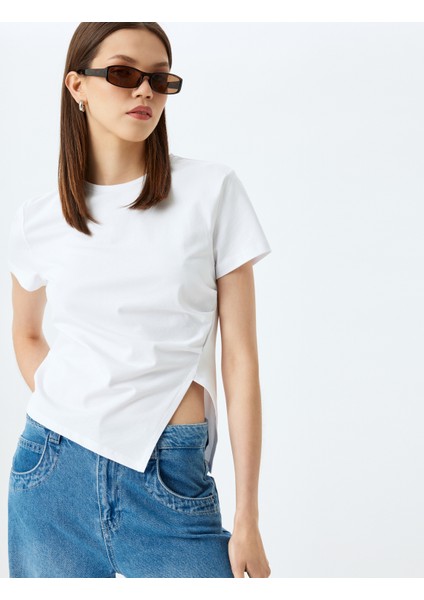 Basic Kısa Kollu Bisiklet Yaka Asimetrik Kesim Yırtmaçlı T-Shirt