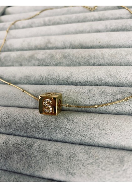 Çelik Kolye “S” Küp 1x1 Cm. Harf Kolye Gold-Özel Kutusunda