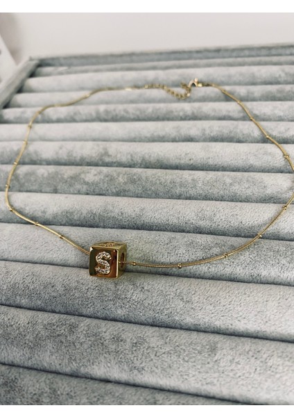 Çelik Kolye “S” Küp 1x1 Cm. Harf Kolye Gold-Özel Kutusunda