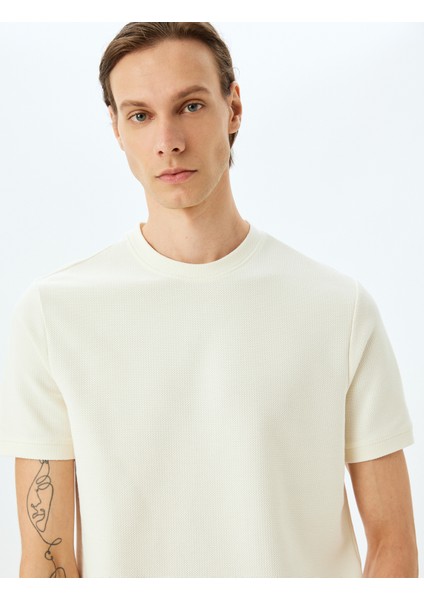 Bisiklet Yaka Pamuklu Dokulu Kısa Kollu Slim Fit T-Shirt fiyatları