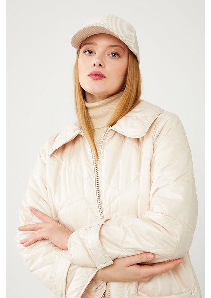 Bej Geniş Yaka Kapitone Mont modelleri