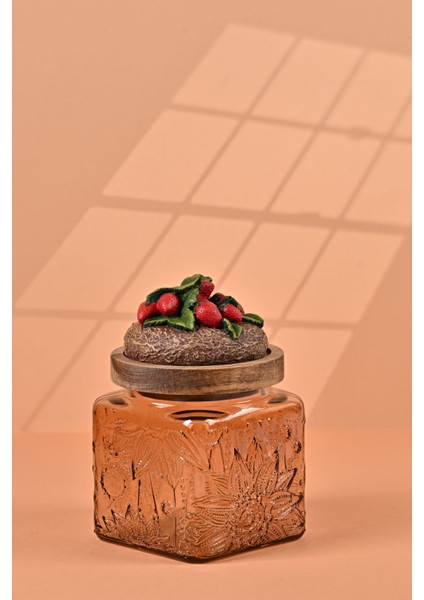 El Yapımı Özel Tasarım Kavanoz - 500 ml - Vakumlu Ahşap Kapaklı (Çilek Detaylı) - Light Amber Çiçekli Kare Cam - Mutfak ve Ev Dekorasyonu
