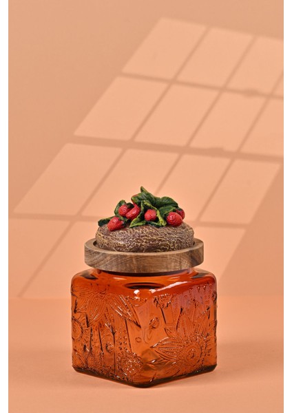 El Yapımı Özel Tasarım Kavanoz - 500 ml - Vakumlu Ahşap Kapaklı (Çilek Detaylı) - Dark Amber Çiçekli Kare Cam - Mutfak ve Ev Dekorasyonu