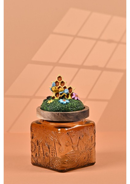 El Yapımı Özel Tasarım Bal Kavanoz - 500 ml - Vakumlu Ahşap Kapaklı (Bal ve Arı Detaylı) - Medium Amber Çiçekli Kare Cam - Mutfak ve Ev Dekorasyonu