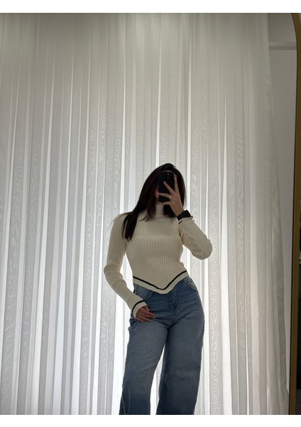 Butik Nis Asimetrik Kesim Dik Yaka Triko Örme Body