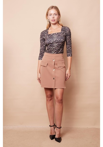 Hafif Parlak Kumaş Truvakar Kapri Kol Kare Yaka Şık Body Bluz-Leopar