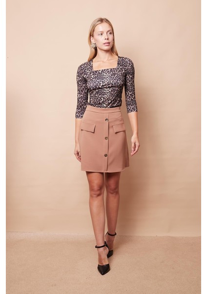 Hafif Parlak Kumaş Truvakar Kapri Kol Kare Yaka Şık Body Bluz-Leopar fiyatları