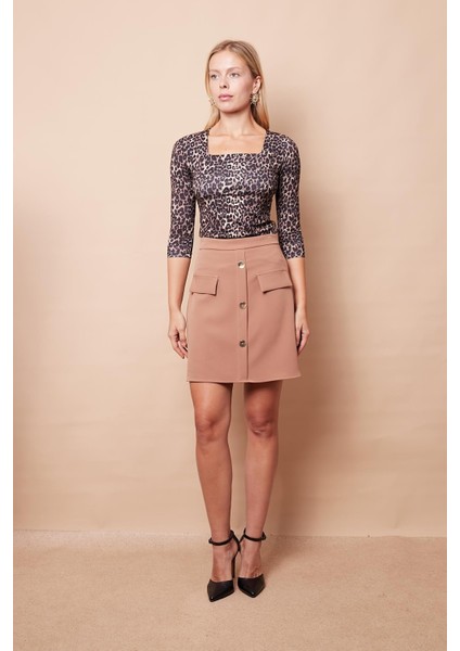 Hafif Parlak Kumaş Truvakar Kapri Kol Kare Yaka Şık Body Bluz-Leopar modelleri