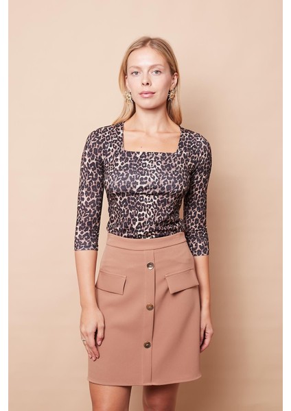 Hafif Parlak Kumaş Truvakar Kapri Kol Kare Yaka Şık Body Bluz-Leopar fırsatları