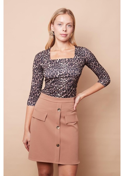 Hafif Parlak Kumaş Truvakar Kapri Kol Kare Yaka Şık Body Bluz-Leopar indirimleri