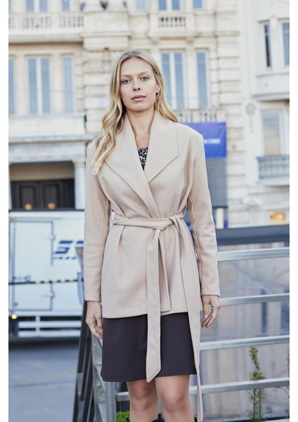 Şal Yakalı Uzun Kol Kuşaklı Bağlamalı Hafif Esnek Kalın Kaşe Kaban-Koyu Bej fiyatları