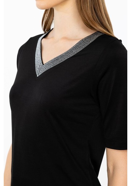 V Yaka Yakası Taşlı Siyah Kadın Tişört 41396-2K5 modelleri
