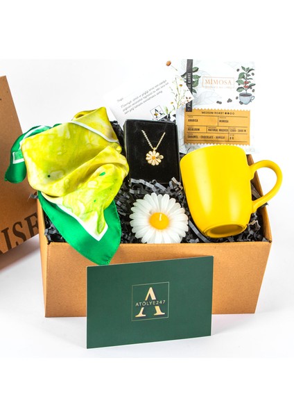 Kişiye Özel Hediye Seti- Papatya Mum - Papatya Kolye - Yeşil Desenli Fular - Sarı Kupa - Mimosa Pratik Filtre Kahve - Papatya Kart Notu - Özel Tasarım Hediye Kutusu