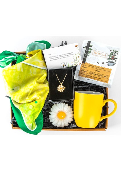 Kişiye Özel Hediye Seti- Papatya Mum - Papatya Kolye - Yeşil Desenli Fular - Sarı Kupa - Mimosa Pratik Filtre Kahve - Papatya Kart Notu - Özel Tasarım Hediye Kutusu fiyatları