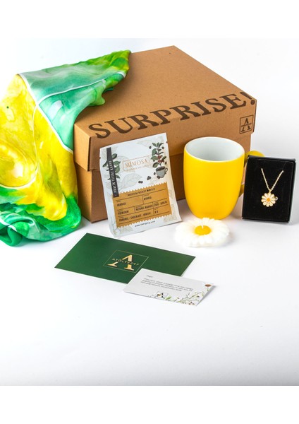 Kişiye Özel Hediye Seti- Papatya Mum - Papatya Kolye - Yeşil Desenli Fular - Sarı Kupa - Mimosa Pratik Filtre Kahve - Papatya Kart Notu - Özel Tasarım Hediye Kutusu modelleri