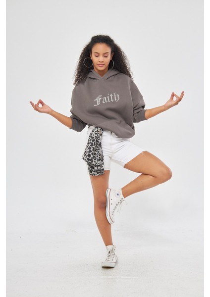 Faith Yazılı Taş Baskılı Kapüşonlu Içi Polar Oversize Füme Sweatshirt fiyatları