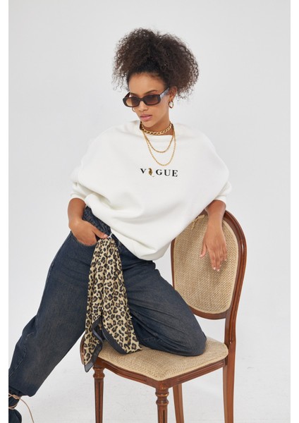 Vogue Yazı Baskılı Bisiklet Yaka Içi Polar Oversize Kesim Beyaz Sweatshirt