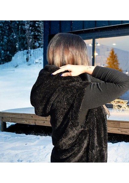 Peluşçu Dayı Kışın Sıcak Şıklığı: Peluş Yelek ve Şapka Kombini