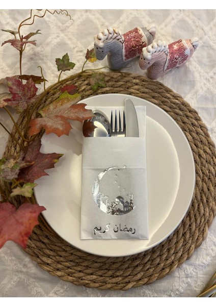 Gümüş Yaldızlı Beyaz Arapça Ay Desenli Ramadan Mübarek Cepli Peçete 12'li 40x40