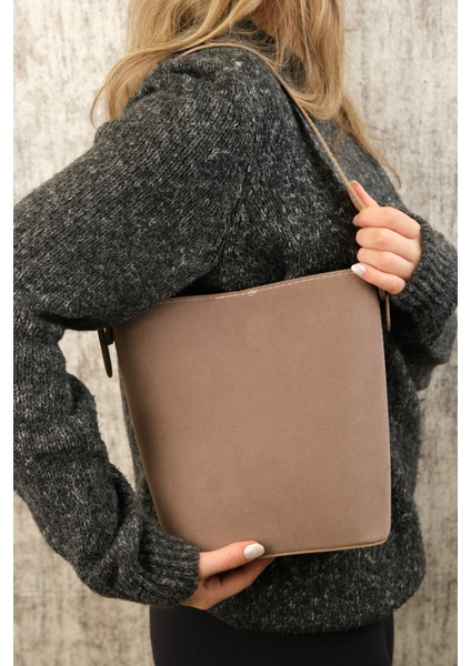 Çildan Womens Çift Taraflı Model Süet ve Deri Tasarım Yavrulu El ve Omuz Çantası modelleri